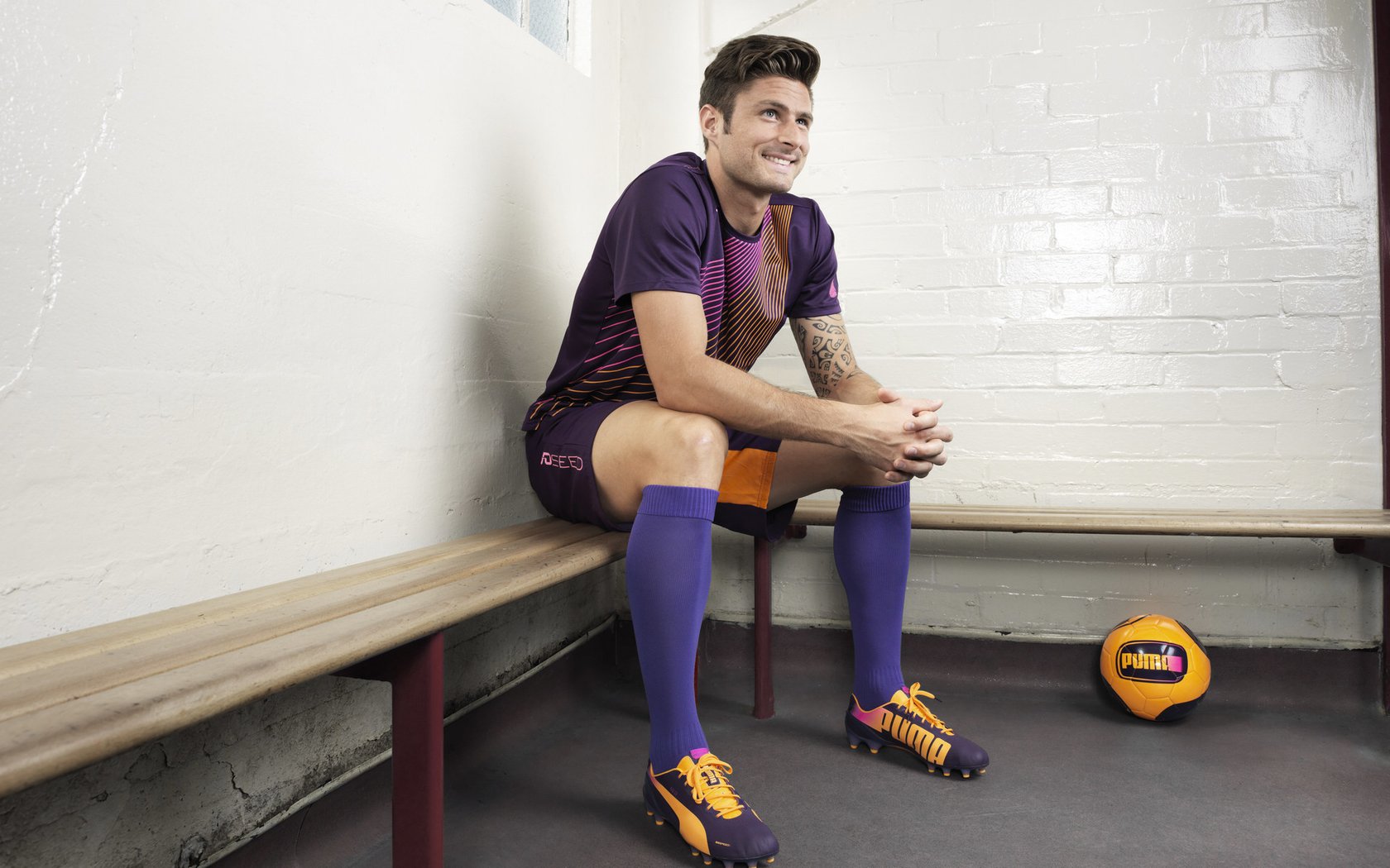 国家队中场组织长期依赖老将，国家队中场球员