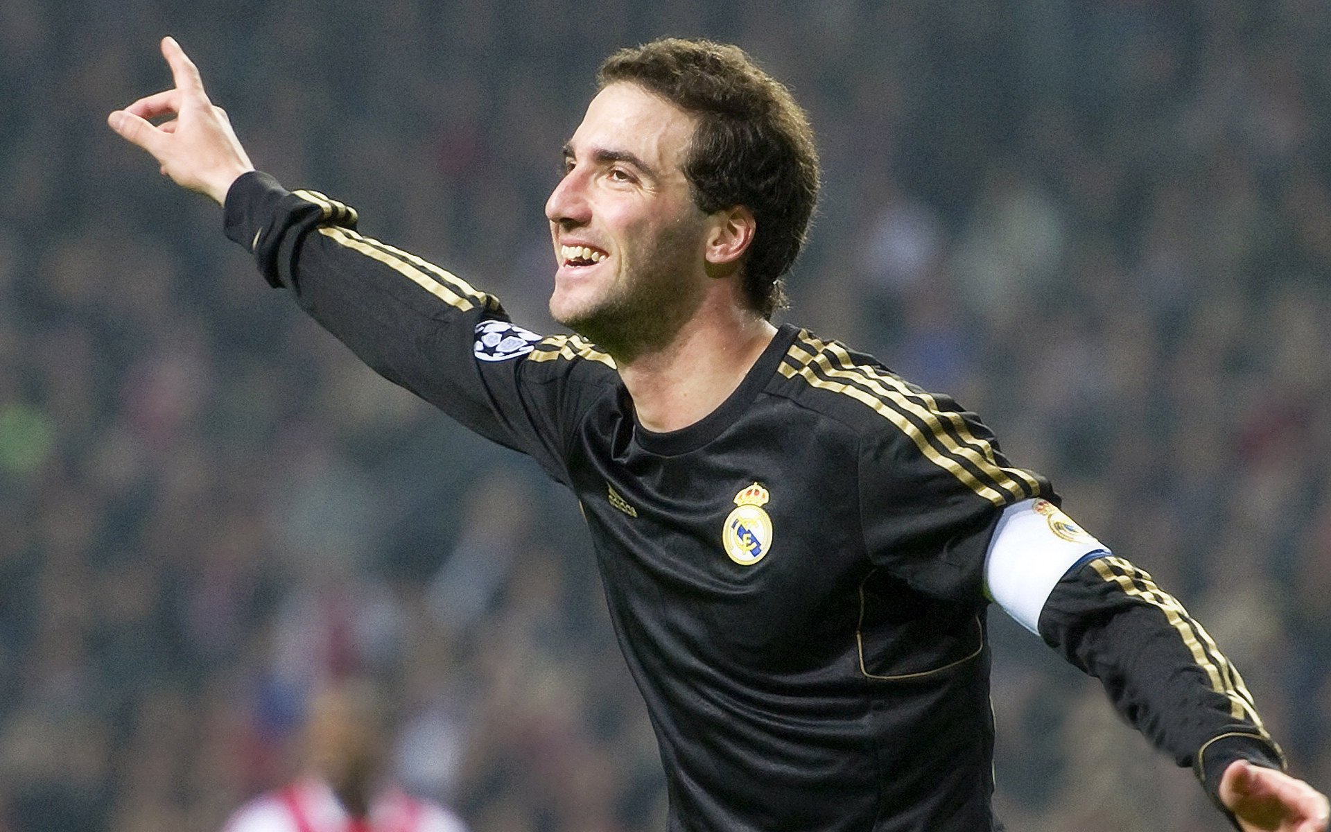 恩波利门将神勇表现力保球门不失，恩波利主场球衣